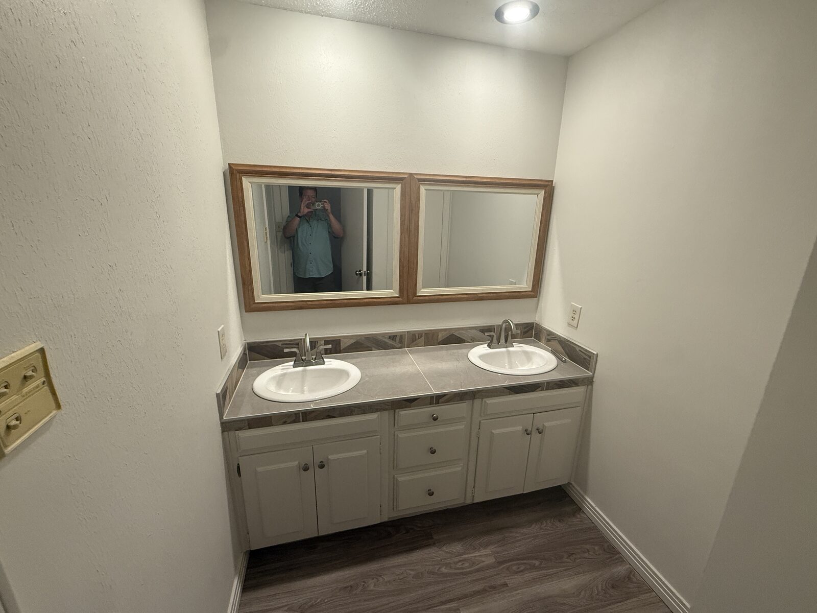 Bath with double vanity