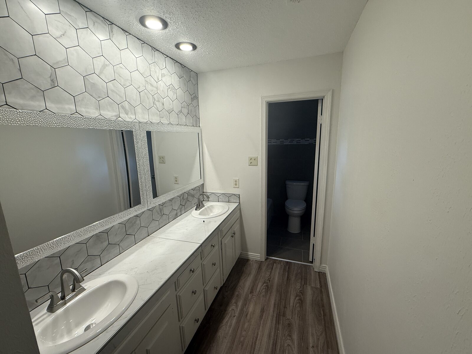 Bath with extended vanity and mosaic tile