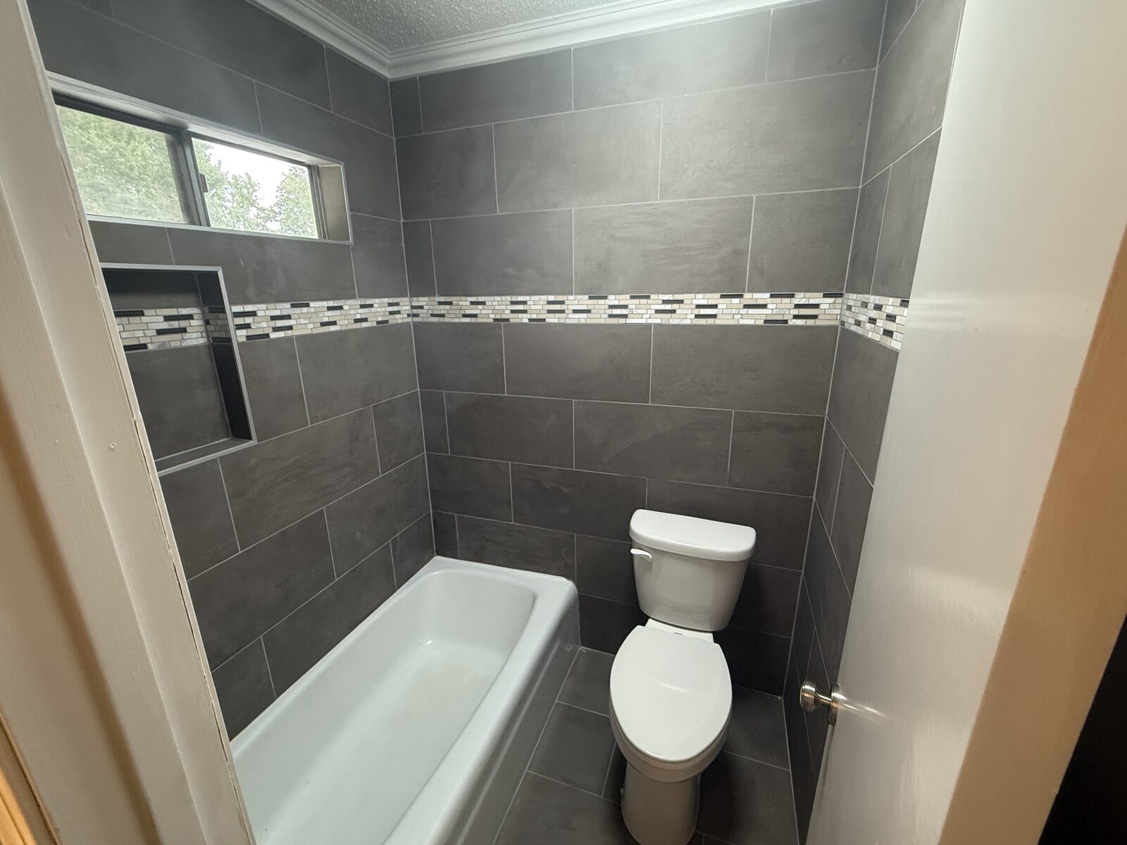 Full bath with tiled tub-shower