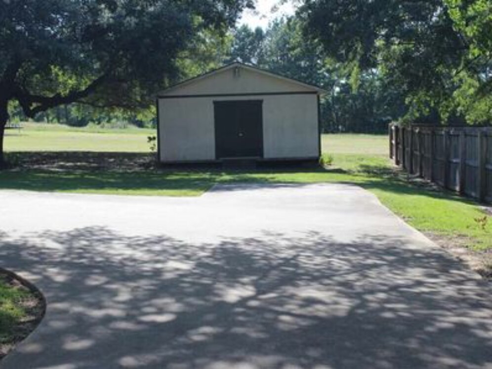 Detached garage / workshop & drive